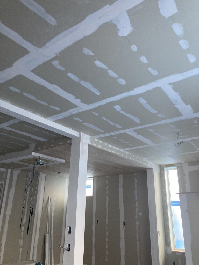 天井や壁に張られた石膏ボードの所々に白いモノが塗られているでしょ？