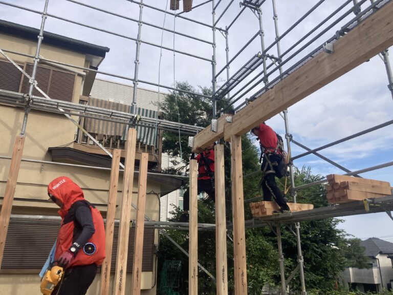 足場を架けた後、2階床組まで躯体を組み上げました。