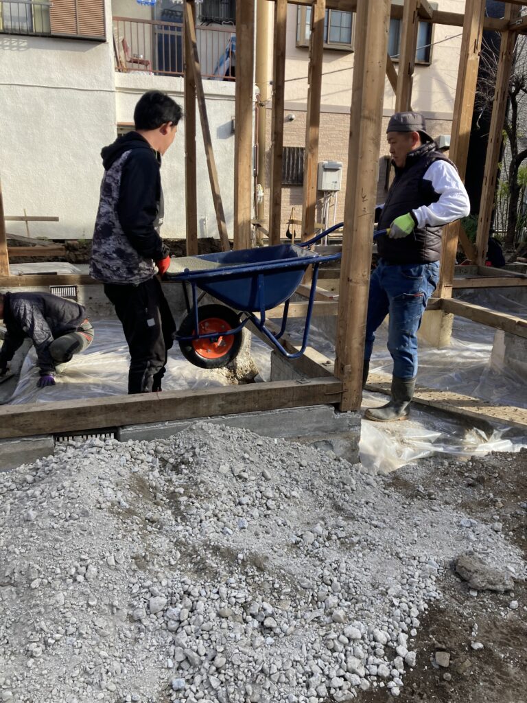 現場から少し離れた所に生コン車を停めてもらいました。